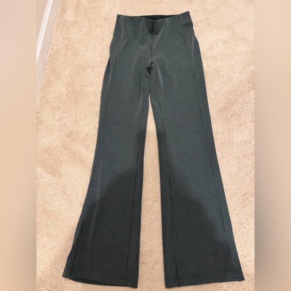 Lululemon Ribbed Softstreme Flared Pant Regular rainforest green size 8 NWT - Picture 4 of 5